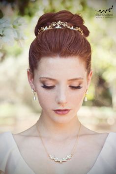 A leaf crown you can easily placed on your hair and suit varied hair styles. made of silver or 14K gold plated on brass. This bridal crown will make you look stunning and breathtaking in your vintage dress, or in your Grecian wedding look. This laurel leaf crown will be perfect for the vintage bridal look and it's very easy and cozy to wear. *Could be requested in silver or gold plating* **The shipping arrives between 8-10 days where priority registered mail is available (EU, US, Canada, and mor Laurel Leaf Crown, Wedding Halo Headpiece, Silver Leaf Headband, Bridal Halo Headpiece, Bridal Crown Crystal, Bohemian Headpiece, Crystal Headpiece Wedding, Wedding Hairstyles And Makeup, Leaf Headband