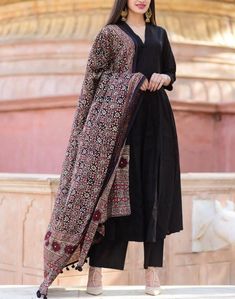 Stylish Churidar Designs, Printed Churidar Designs Ideas, Black Churidar Designs Simple, Black Kurti With Dupatta, Black Kurta With Dupatta, Ajrakh Dupatta With Kurta, Black Churidar Designs, Plain Suit With Printed Dupatta, Ajrak Dupatta