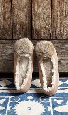 Cosy Outfit, Coyote Fur, Winter Cottage, Animal Hide, Nice Clothes, Fuzzy Slippers, Slippers Cozy, House Gifts