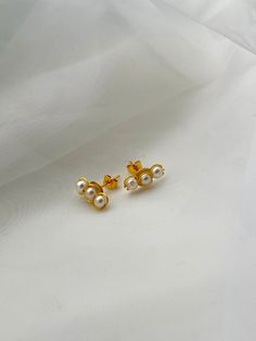 Tiny stud pearl earrings handcrafted with copper wire. Perfect for stacking or for a single piercing ! Stainless steel backs Piercing Dos, Stud Pearl Earrings, Single Piercing, Tiny Studs, Wire Earrings, Pearl Stud Earrings, Copper Wire, Jewelry Earrings Studs, Etsy Earrings