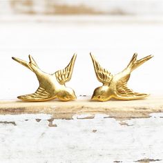 These sweet golden brass flying bird earrings are perfect for a woodland wedding! Nature inspired and beautifully detailed, these tiny golden brass birds are set on nickel free, surgical steel posts. Each little bird measures approx 18mm long. Please note, these golden birds are brass and will darken over time. PLEASE NOTE: ►There are NO returns on earrings (for health/hygiene reasons) ♥To keep your jewelry clean and shinny, you can use this jewelry polishing cloth - https://www.etsy.com/listing/904640536/polishing-cloth-for-jewelry-brass-silver?ref=shop_home_active_15&frs=1 Your lovely item will arrive carefully wrapped in a beige cotton drawstring gift bag with a gift card. Perfect for gift giving! This jewelry bag can be re-purposed to hold your jewelry while traveling, use it in your p Bird Earrings Gold, Wedding Bird, Brass Birds, Wedding Birds, Swallow Bird, Vintage Gold Rings, Earrings Golden, Whimsical Jewelry, Romantic Jewelry