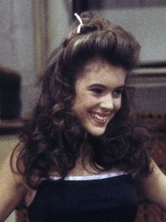 Alyssa Milano Hair, 1980s Hair, Look 80s, Hair Half Up Half Down, Hair Half Up, 80s Hair, Women's Hairstyles