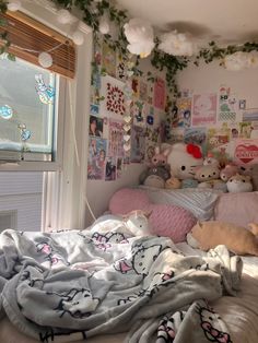 Cute Room Aesthetic, Cluttered Bedroom, Kids Bedroom Inspiration, Pinterest Room Decor, Cute Room Ideas, Redecorate Bedroom