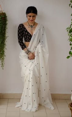 Applique Saree, Chakori Ethnic, Black And White Saree, Saree Aesthetic, Sarees Design, Saree Jacket Designs, Saree Women, Cotton Saree Blouse Designs, Saree Wearing Styles