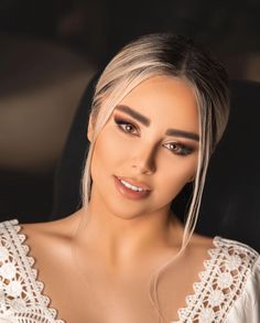 Braid Power: Effortless Hairstyles with Braided Headbands - Peinados con diadema trenzada Girly Makeup, Ball Hairstyles, Black Hair With Highlights, Bangs With Medium Hair, Face Makeup Tips, Fancy Wedding Dresses, Women Faces, Hair Tutorials For Medium Hair