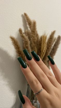 Solid Color Acrylic Nails, Autumn Looks, Emerald Nails, Green Acrylic Nails, Dark Green Nails, Autumn Look, Colorful Nails, Smink Inspiration