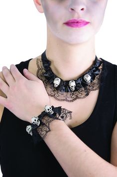 Schmuckset aus Spitze: Dieses Schmuckset besteht aus einer Kette und einem Armband. Beide sind aus einem schwarzen Satinband sowie schwarzer Spitze gefertigt. An ihnen sind kleine Totenköpfe befestigt. Die Kette... Calavera Halloween, Halloween Collar, Goth Choker, Bijoux Art Nouveau, Steam Punk Jewelry, Bead Jewellery Supplies, Handmade Jewel, Goth Jewelry