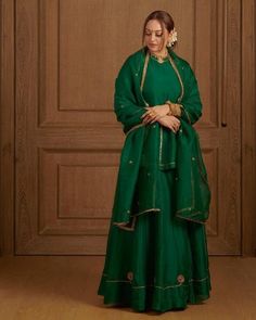 Marriage Outfit, Salwar Design, Green Sharara, Bride Maids, Traditional Makeup, Cotton Suit Designs, Indian Dress Up, Haldi Function, Long Blouse Designs