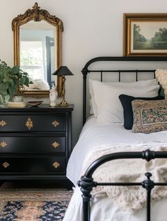 Full Bedroom Decor Ideas, Black Bedroom Furniture Boho, Vintage Bedroom Minimalist, Black Cottage Bedroom, Black And White Bedroom Vintage, Black And White French Country Bedroom, 1920s Inspired Bedroom, Black Wooden Furniture Bedroom, Black Bed Bedroom Ideas Inspiration