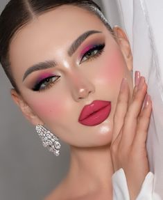 Bold Lipstick Makeup Looks, Makeup Looks Images, Make Up Essence, Bold Lipstick Makeup, Arabic Eye Makeup, Face Charts, Make Up Tutorials, Simple Makeup Tips, Chic Makeup