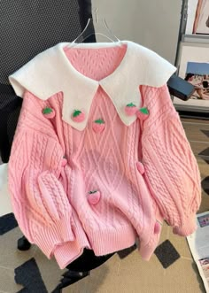 Cute Cozy Clothes, Cute Winter Accessories, Cute Knitted Sweaters, Styling A Sweater, Tops For Winter, Strawberry Clothing, Tops Winter, Pink Clothing, Lazy Style