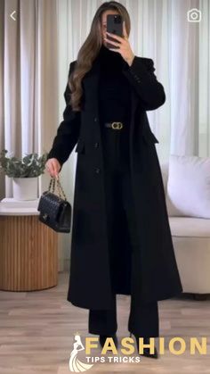 Trench Coat Outfit Classy, Long Black Trench Coat Outfit, Black Trench Coat Outfit Winter, Black Trench Coat Outfit Classy, Long Coats For Women Classy, Long Black Coat Outfit, Black Trench Coat Outfit, London Outfit Ideas, Long Black Trench Coat