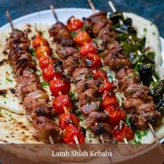 Diced lamb and vegetables cooked on skewers. Shish Kebabs, Fun Dinner, Smoker Cooking, Gluten Free Chili, Cold Lunches, Skewer Recipes, Kebab Recipes, Turkish Food