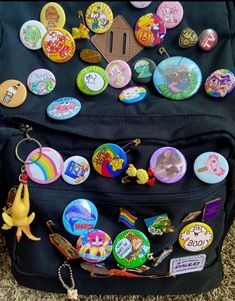 Badges On Backpacks, Backpack Pins And Patches Aesthetic, Bag Pins Ideas, Schoolbag Aesthetic, Bag Pins Aesthetic, Patches Aesthetic, Backpack With Pins, Pins And Patches