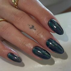 Green Nails With Chrome, Dark Green Chrome Nails, Chrome Nail Ideas, Black Chrome Nails, Chrome Nail Designs, Nail Fashion Trends, Chrome Manicure, Dark Green Nails, Chrome Nails Designs