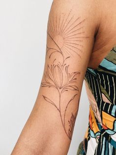 tattoo feminina Whimsical Flower Tattoos For Women, Earthy Tattoos Women, Elegant Tattoo Sleeves For Women, Triangle Water Tattoo, Fine Line Large Tattoo, Crunchy Tattoo Ideas, Pregnant Woman Tattoo, Arm Sleeves For Females, Shoulder Fine Line Tattoo