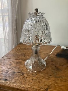 Stunning Princess House glass lamp, with glass base and lampshade. In perfect working condition with no chips or cracks. Such a beautiful solid piece. Measures 11" tall and 5" wide at base of shade. Crystal Bedside Lamps, Antique Glass Lamp, Vintage Glass Lamp, Table Lamp Vintage, Thrift Ideas, Lamp With Glass, Mini Table Lamps, Room Vibes, Bedside Lamps