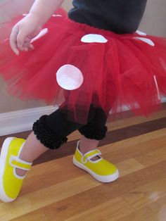 DIY Minnie Mouse Tutu - would be fun to wear to Disney too! Diy Minnie Mouse Costume, Minnie Mouse Costume Diy, Minnie Mouse Halloween Costume, Tutu Minnie, Mouse Diy, Mickey Shoes, Minnie Mouse Tutu, No Ordinary Girl, Grand Prince