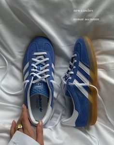 Fall Sneakers 2023, Addidas Shoes Samba, European Sneakers, Everyday Sneakers, Adidas Samba Outfit, Samba Outfit