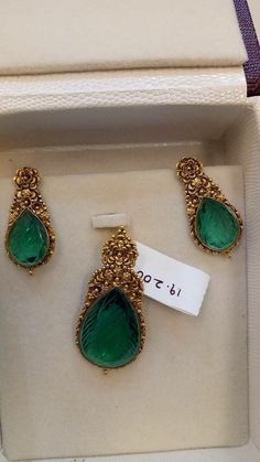 Emerald Pendant Set In Gold, Pendent Design, Gold Pendant Set, Gold Jewelry Simple Necklace, Gold Necklace Indian Bridal Jewelry, Antique Jewelry Indian, Wedding Jewellery Collection, Antique Gold Jewelry