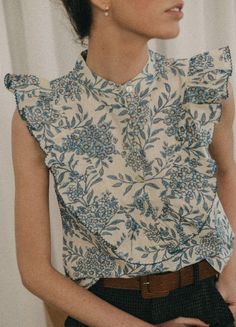 Anthea Blouse, Blouse Aesthetic, Mandarin Collar Blouse, Cute Blouses For Women, Retro Blouse, Blouse With Ruffles, Fitted Blouse, Feminine Fashion, Printed Sleeveless Blouse