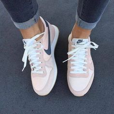 Grey Nike Sneakers, Statement Sneakers, Summer Shoes Trends, Pink Nike Shoes, Nike Internationalist, Nike Shoes Outfits, All Nike Shoes, Adidas Shoes Women, Baskets Nike