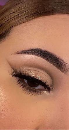 Simple 15 Makeup Looks, Simple Makeup Look For Prom, Gold Dama Makeup, Simple Cute Makeup Looks Eyeshadows, Cute Brown Eyeshadow Looks, Simple Makeup Looks For Damas, Simple Makeup Ideas For Prom, Makeup For Formal Dance, Light Makeup Looks Hooded Eyes