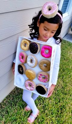 Donut costume Dunkin Donuts Costume, Donut Halloween Costume, Donut Costume, Food Halloween Costumes, Cookie Costume, Halloween Donuts, Candy Costumes, Box Costumes, Donut Box