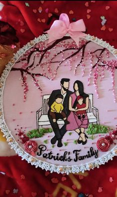 Family painting embroidery hoop Embroidery Hoop Painting, Embroidery Frame Design, Family Embroidery Patterns, Embroidery Hoop Decor Wall Decorations, Birthday Embroidery Designs, Hoop Photo Frame, Embroidery Photo Frame, Resin Photo Frame, Couple Embroidery Design