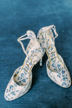 Chinoiserie Wedding, Dr Shoes, Hippie Look, Blue Bridal, Aesthetic Shoes, Pretty Shoes, Dream Shoes, White Shoes, Bridal Shoes