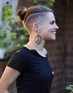 Lesbian Hair, Lesbian Haircut, Androgynous Haircut, Viking Hair, Short Hair Undercut, Short Pixie Haircuts