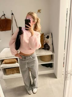 Shirt And Pullover Outfit Women, Outfit Inspirations Colorful, Pink Long Sleeve Shirt Outfit, Grey And Pink Outfit, Outfit Rosa, Chica Chola, Latina Outfits