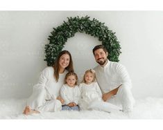 Neutral Christmas Photos Family, Simple Christmas Backdrop, Background Family, Green Christmas Wreath, Christmas Studio, Photo Backdrop Christmas, Christmas Mini Sessions, Christmas Family Photos, Christmas Backdrops