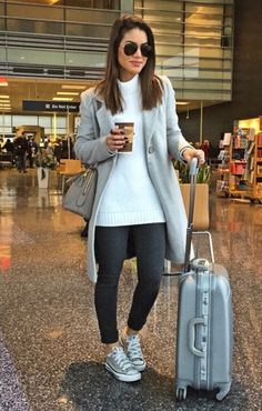 What To Wear On Long Haul Flights, Long Flight Outfit For Women, Long Haul Flight Outfit, Long Flight Outfit, Airport Outfit Winter, Travel Outfit Spring, Casual Travel Outfit, Airport Travel Outfits, Flight Outfit