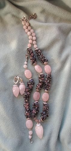 Hand Beaded Necklace, Stone Accessories, Beaded Necklace Designs, Beaded Jewlery, Jewel Necklace, Pink Necklace, Handmade Wire Jewelry, Bead Designs, Jewelry Projects