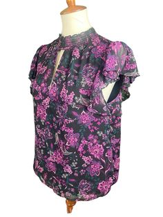 1 State Floral Top Size Small Purple Ruffle Flutter Cap Sleeves Mock Neck SIZE: Small -flowy -cap sleeve, flutter ruffle style -mock neck - 2 button closure in the back MEASUREMENTS: length: 24" bust: 40" waist: 40" sleeve: cap ruffle sleeve MATERIAL: 100% Polyester CONDITION>> Rest assure that ALL of our items are washed or dry cleaned and coming from a pet free, smoke free environment! Keep in mind that with vintage and secondhand items, there will be normal wear, but we will do our absolute b Purple Floral Top, Ruffles Fashion, Black Ruffle, Floral Top, Purple Floral, Cap Sleeve, Womens Clothing Tops, Mock Neck, Cap Sleeves