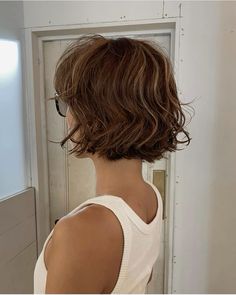 Shaggy bob One Layer Bob Haircut, Chin Length Bob Wavy Hair, Short Wavy Bob With Curtain Bangs, Lightly Layered Bob, French Shaggy Bob, Wavy Bob Curtain Bangs, Short Hairstyle Women With Layers, Short Bob For Thick Hair, Shaggy Bob For Thick Hair