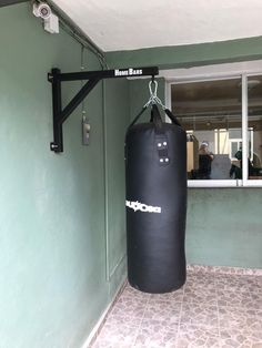 Ejercítate en casa! Home Boxing Gym Ideas, Punching Bag In Apartment, Punching Bag Home Gym, Punching Bag In Bedroom, Punching Bag In Room, Homemade Punching Bag, Home Gym Boxing Bag, Gym Casero Ideas, Home Gym Basement