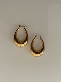 ⊙ 18k Gold ✠ Stainless Steel  ⧥ PVD Vacuum Plated ⟡ Flawless Shine  In stock! Order today and receive your item in 2-3 business days. Small Gold Hoop Earrings Aesthetic, Dark Gold Jewelry, Organic Gold Jewelry, Golden Jewelry Aesthetic, Good Earrings, Jewelry 2024, Latina Jewelry, Vintage Gold Earrings, Fancy Jewelry Necklace