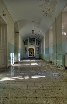 an empty hallway with blue and white walls is pictured in this image from the inside