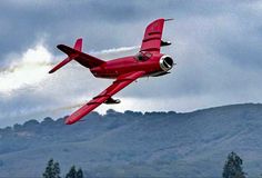 I beautiful shot of a red MiG-17. Mig29 Wallpaper, Mig 15 Korea, Mig 25 Foxbat, Mig 1.44