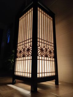 The use of this noble pattern is said to have once been permitted only for objects related to the Imperial household. Kumiko shoji screens combining crisp vertical lines with the asa-no-ha pattern are used to adorn the highly formal, traditional shoin-zukuri architecture and formal decorative alcoves. Even in modern spaces, it has a presence that stands out. The kiri asa-no-ha pattern is normally made in rows, and looks quite spectacular spanning across a set of two or four shoin-shōji doors. Th Japanese Floor Lamp, Shoji Screen Doors, Japanese Furniture Design, Shoji Doors, Traditional Japanese Home, Japanese Lamp, Japanese Lamps, Japanese Lantern, Shoji Screen