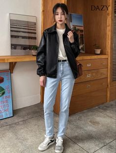 Leather Jacket Korean Outfit, Outfit Jaket Kulit, Normal Outfits, Seoul Style, Black Leather Blazer, Jacket Outfit Women, Outfits Vintage, Outfit Korean, Office Casual Outfit