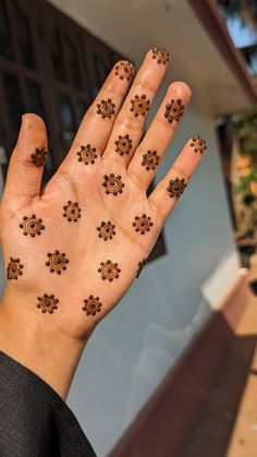 Henna Designs Easy Back Hand, Mehandi Designs Simple Aesthetic, Mehandi Designs For Hands Aesthetic, Mehndi Design For Small Hand, Very Simple And Easy Mehendi Designs, Mehedi Degins Easy Aesthetic, Minimilastic Mehndi Designs, Simple Aesthetic Mehendi Designs, Mehandi Ideas Simple