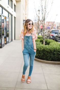 Ahora Entenderás Nuestra Obsesión Por Las Jardineras – Cut & Paste – Blog de Moda Womens Denim Overalls Outfit, Overalls Over 40, Feminine Overall Outfits, Mom Overalls Outfit, How To Wear Overalls, Overall Outfits Women, Cute Outfits With Overalls, How To Style Overalls, Women Overalls Outfits