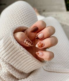 Simple Autumn Nails Almond, Fall Nails Trendy Brown, Autumn Vacation Nails, Cheetah Print Accent Nail, September Nail Art Ideas, Summer Cheetah Print Nails, Fall Design Nails Autumn, Brown Tortoise Nails, Nail Trends Fall 2024