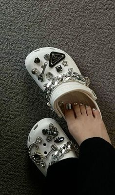 𝘧𝘰𝘭𝘭𝘰𝘸 𝘮𝘦 𝘧𝘰𝘳 𝘮𝘰𝘳𝘦 𝘤𝘰𝘯𝘵𝘦𝘯𝘵! Crocks Jibbitz, Jibbitz Crocs Ideas, Rock Chic Outfit, Hermes Aesthetic, Crocs Aesthetic, Styling Crocs, Crocs Outfit, Pretty Sneakers, Crocs Fashion