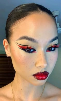 Cool Make Up Looks Creative, Simple Unique Makeup Looks, White And Pink Makeup, Photoshoot Makeup Ideas, Cool Eyeliner Ideas, Ninja Makeup, Inspired Makeup Looks, Make Up Yeux, Pop Makeup