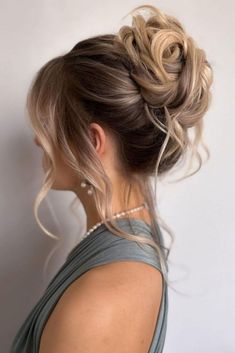 These gorgeous hairstyles for thinning hair will not only make your mane look thicker and fuller but also transform you into the coolest gal on the block! Short Layered Curly Hair, Messy Bun Updo, High Bun Hairstyles, Textured Curly Hair, Messy Bun Hairstyles, Curly Hair With Bangs, Thinning Hair