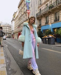 Mode Pastel, Walking Down The Street, Winter Trends, Pink Pants, Carrie Bradshaw, Colourful Outfits